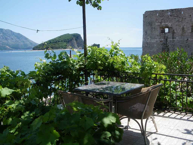 Haus an der Frontlinie in Budva — photo 5